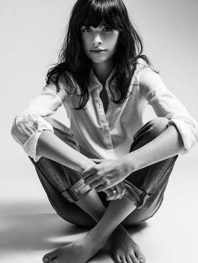 女生什么样的坐姿拍照好看