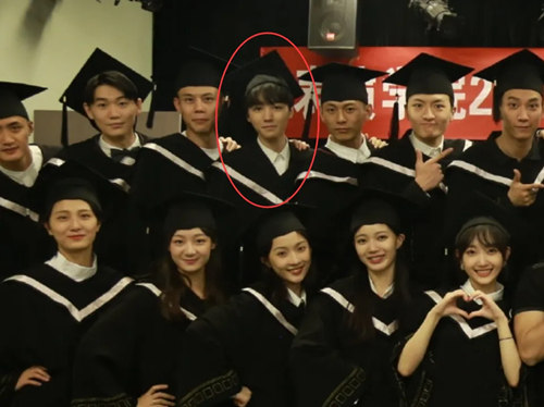 王俊凯拍毕业照-图片1