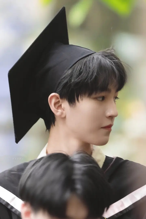 王俊凯拍毕业照