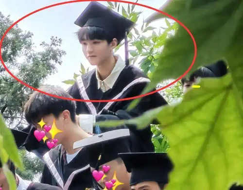 王俊凯拍毕业照