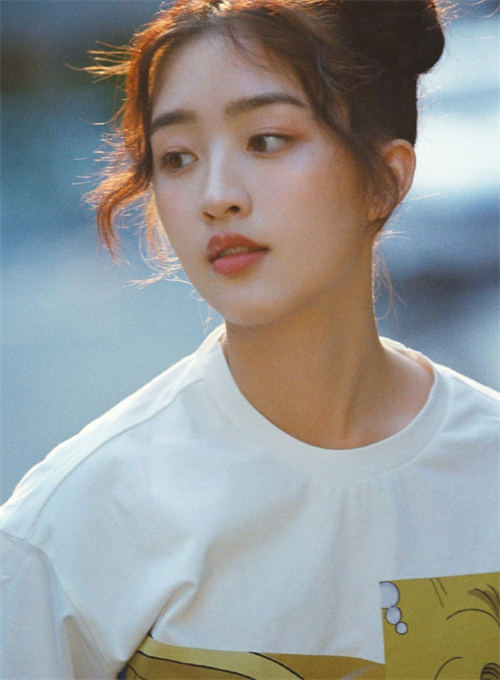 邓恩熙丸子头街拍作品