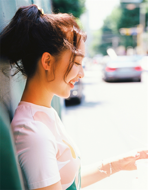 邓恩熙丸子头街拍作品