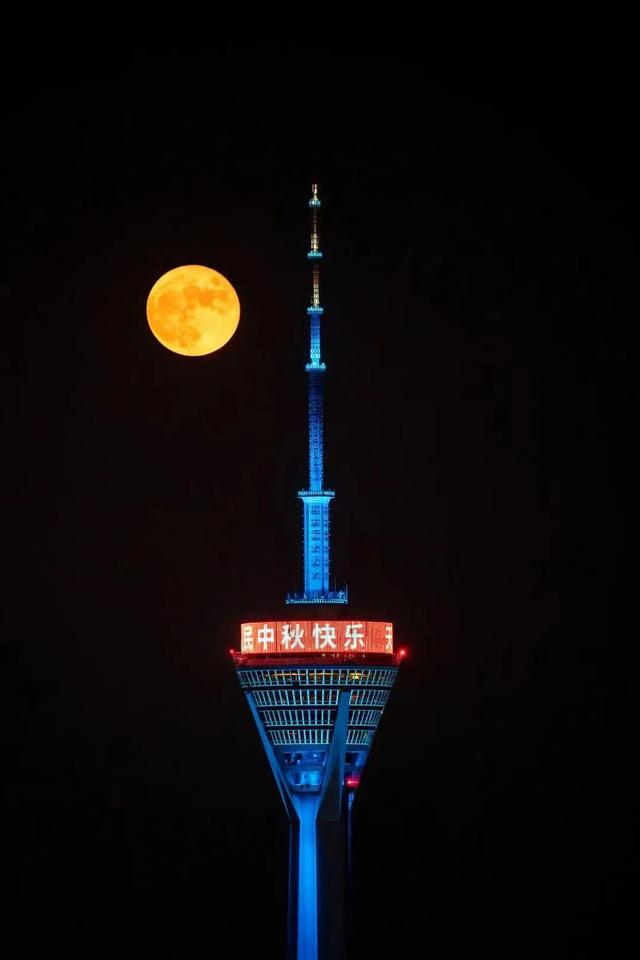 夜晚真实月亮图片