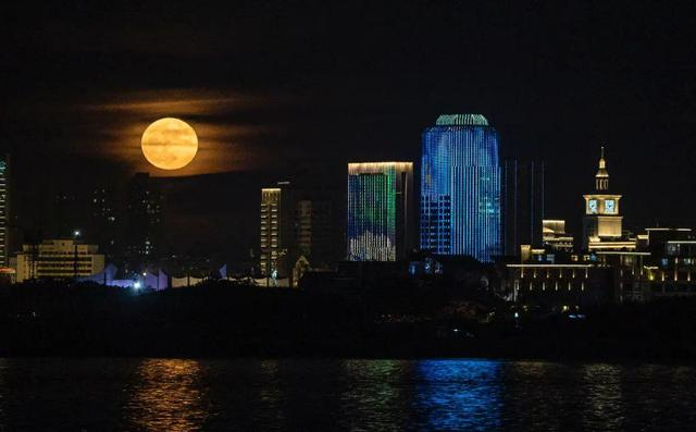 夜晚真实月亮图片