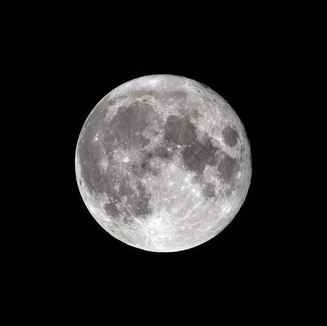 夜晚真实月亮图片