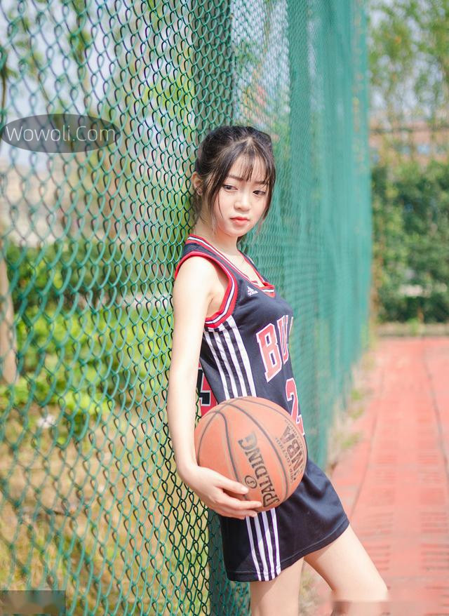 女孩与篮球的照片大全集