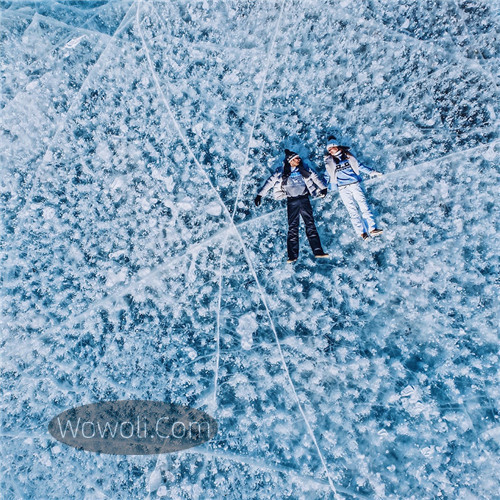 贝加尔湖白色长裙时尚大片照片