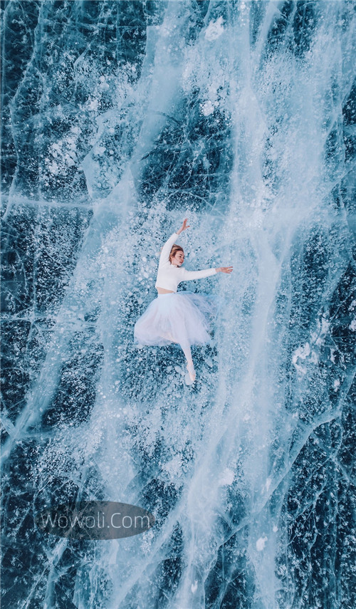 贝加尔湖白色长裙时尚大片照片