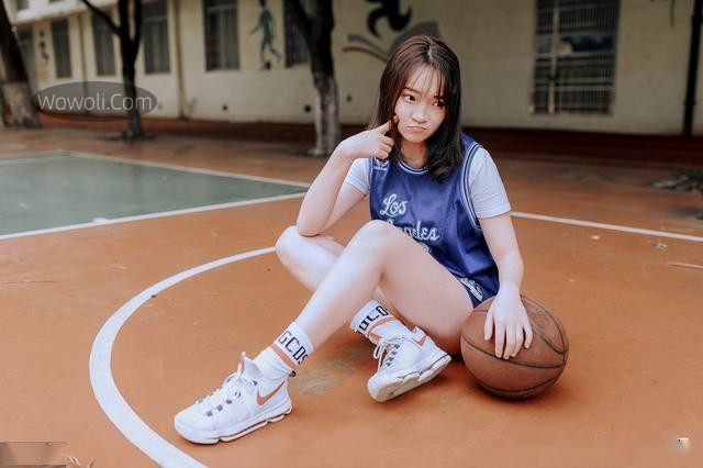 女孩与篮球的照片大全集