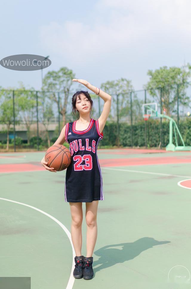 女孩与篮球的照片大全集