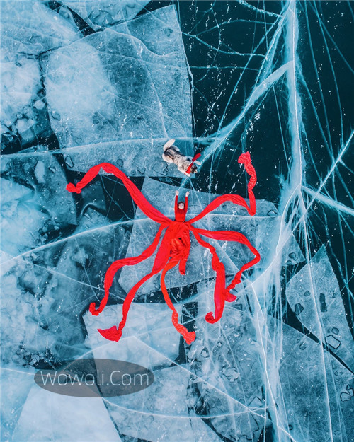 贝加尔湖白色长裙时尚大片照片