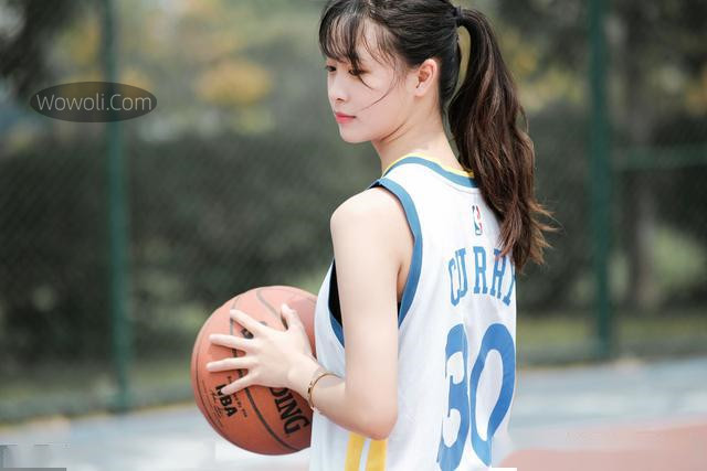 女孩与篮球的照片大全集
