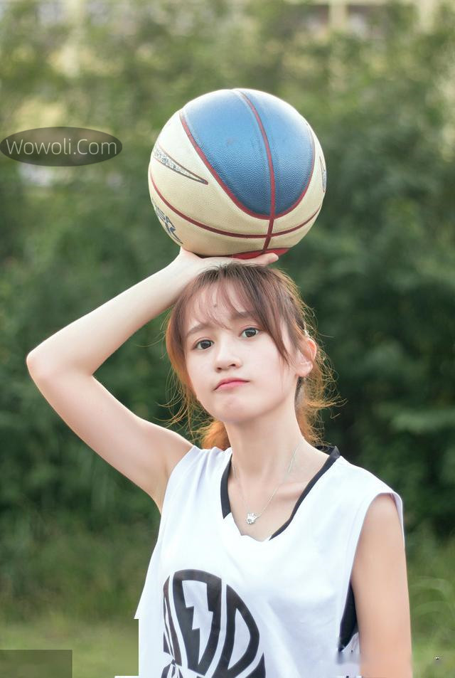 女孩与篮球的照片大全集