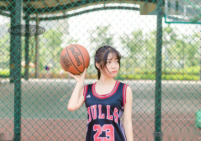 女孩与篮球的照片大全集