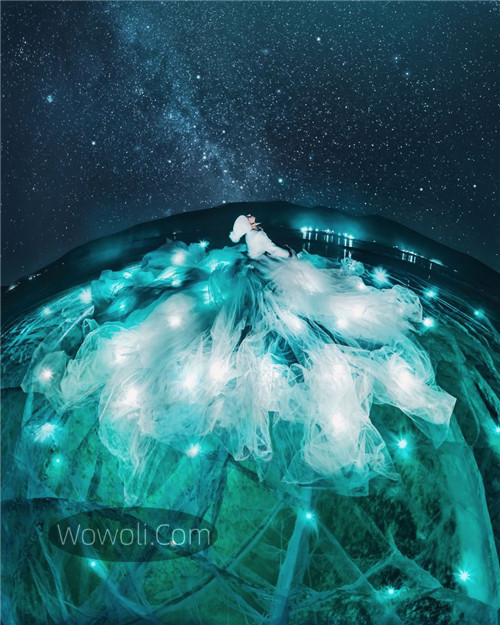 贝加尔湖白色长裙时尚大片照片