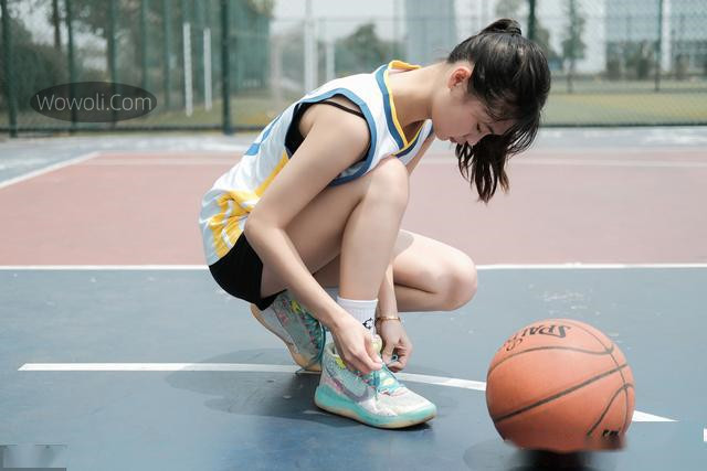 女孩与篮球的照片大全集