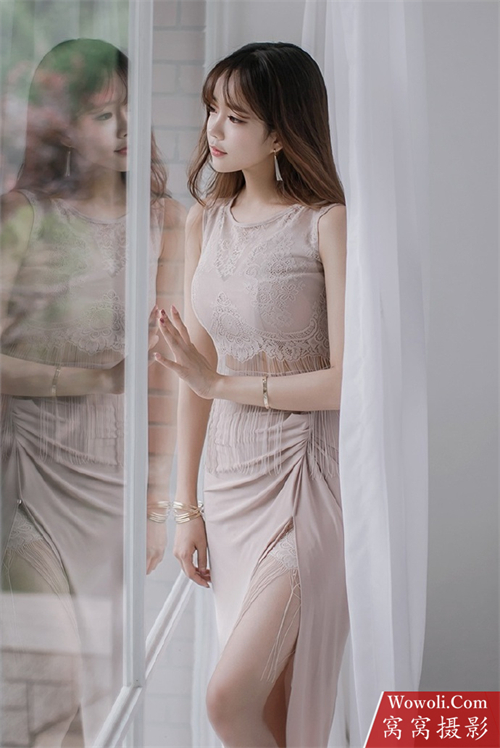 落地窗旁边的性感气质美女照片