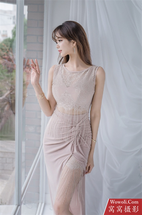 落地窗旁边的性感气质美女照片