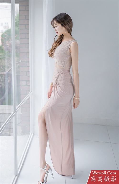 落地窗旁边的性感气质美女照片