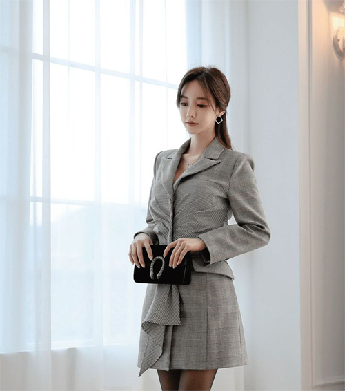 西装搭配丝袜美女