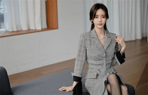 西装搭配丝袜美女