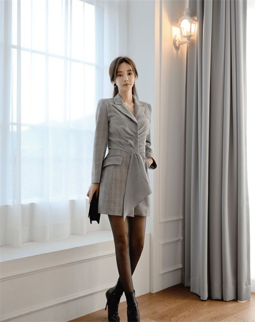 西装搭配丝袜美女